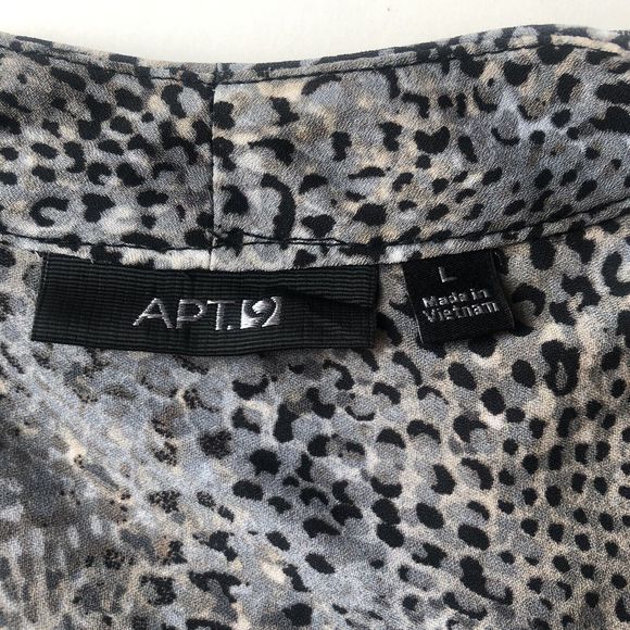 Apt9 Snake Skin Print Blouse Size Large Sleeveless V Neck - Picture 9 of 9